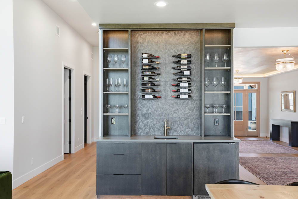 Wine bar and butler pantry