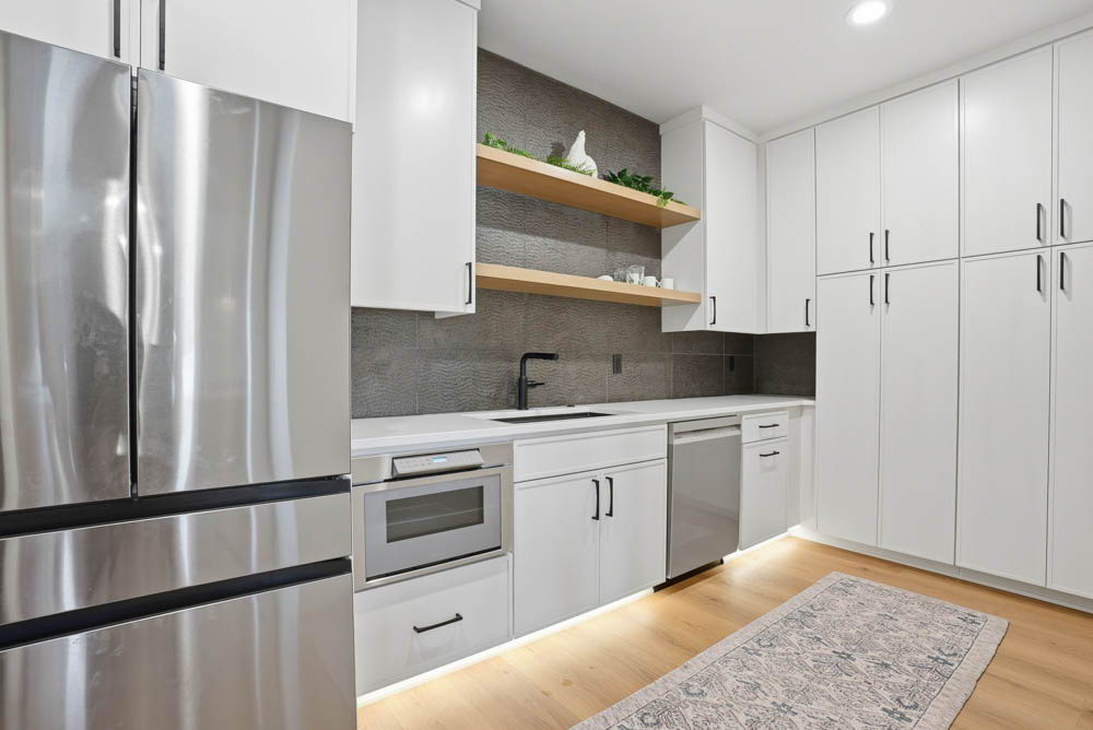 Butler pantry with full appliances