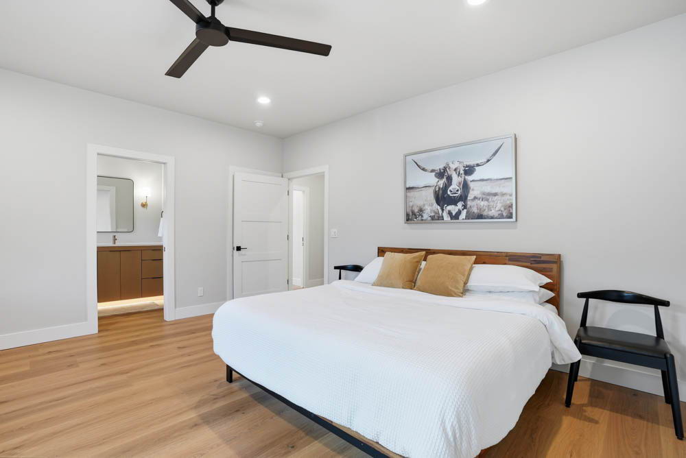 Guest bedroom king with en suite